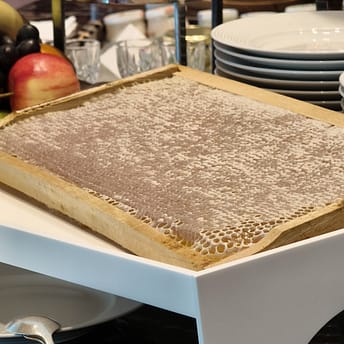 Wabenhonig-am-Frühstücks-Buffet Wabenhonig am Frühstücksbuffet