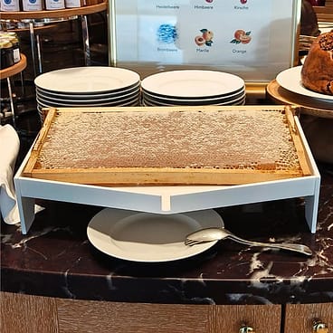 Honigwabe am Frühstücksbuffet | Honigmond Gourmet